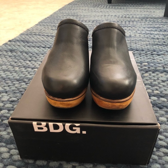 BDG leather clogs, black, size 7 - Picture 2 of 3